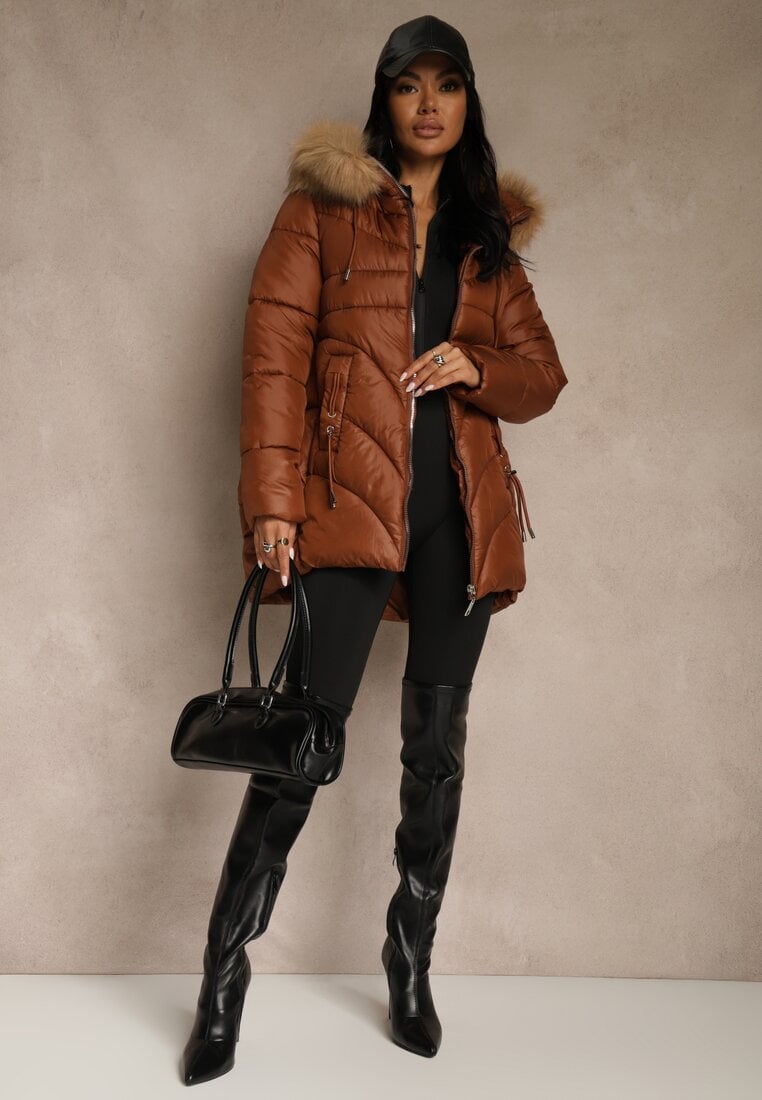 Brązowa Trapezowa Kurtka z Pikowanymi Przeszyciami i Kapturem z Odpinanym Futrem Deoiala