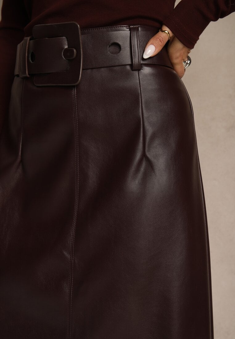 Bordowa Ołówkowa Spódnica z Imitacji Skóry z Paskiem z Wyrazistą Klamrą Rewedana