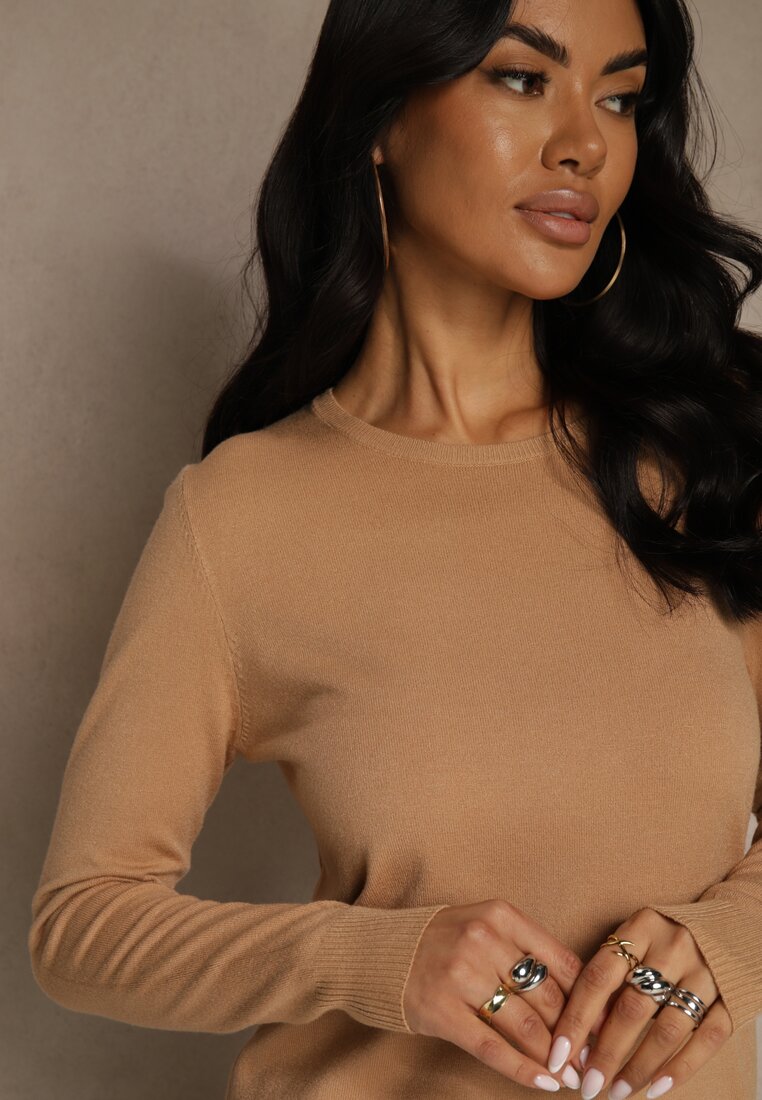 Ciemnobeżowy Gładki Sweter w Minimalistycznym Stylu Tevra