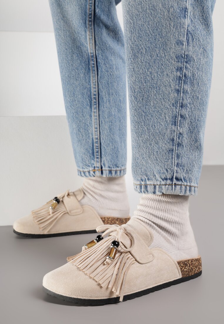 Beżowe Boho Klapki Mule z Imitacji Zamszu z Frędzlami i Koralikami Elwedila