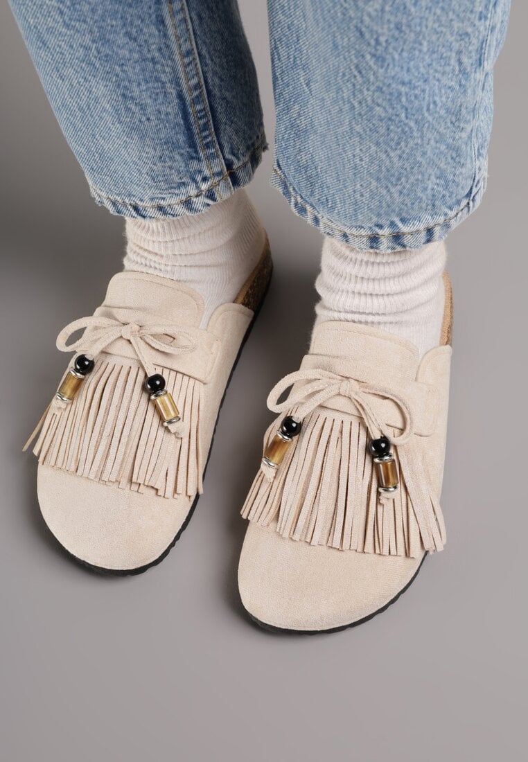 Beżowe Boho Klapki Mule z Imitacji Zamszu z Frędzlami i Koralikami Elwedila