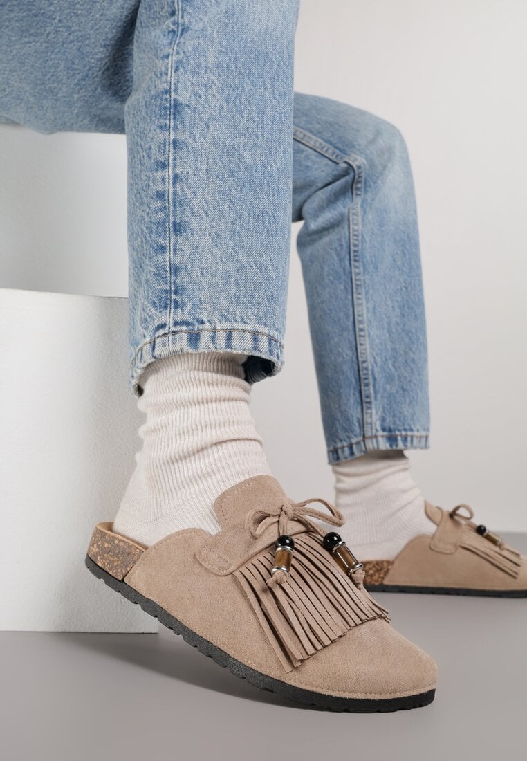 Ciemnobeżowe Boho Klapki Mule z Imitacji Zamszu z Frędzlami i Koralikami Elwedila