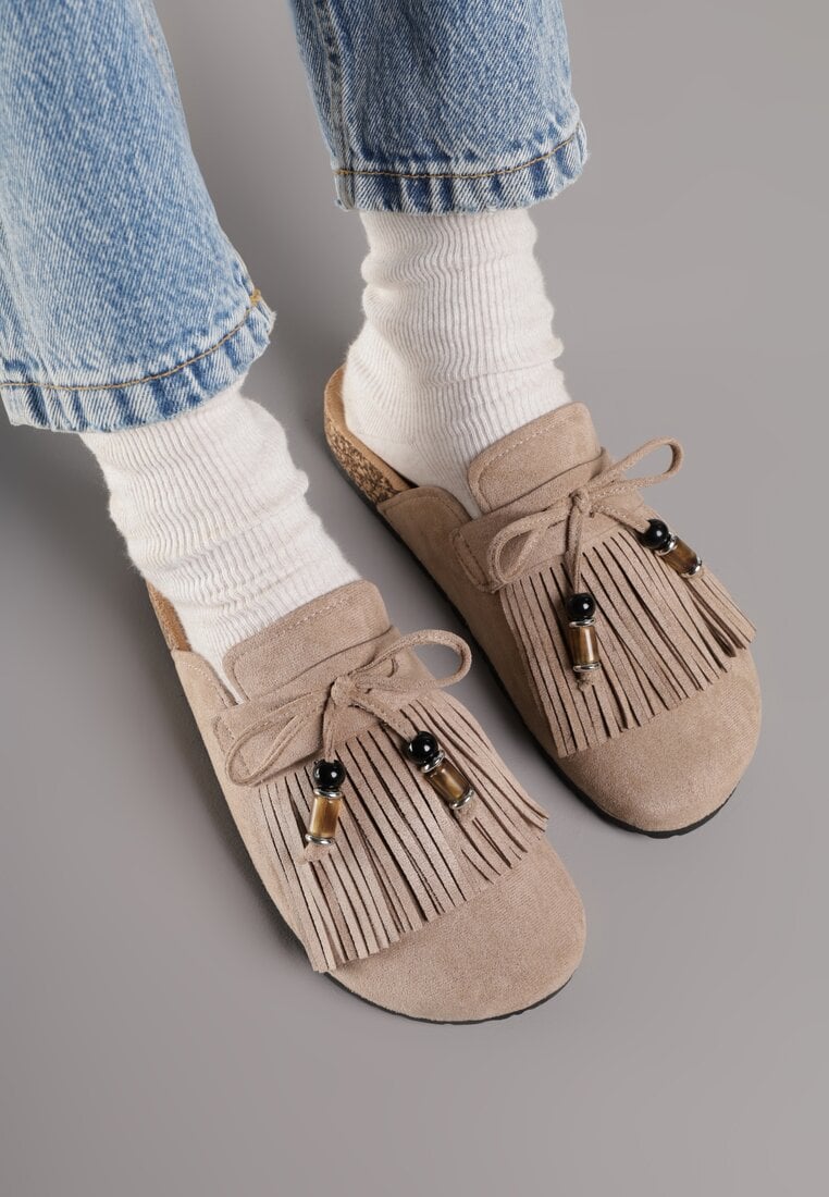 Ciemnobeżowe Boho Klapki Mule z Imitacji Zamszu z Frędzlami i Koralikami Elwedila