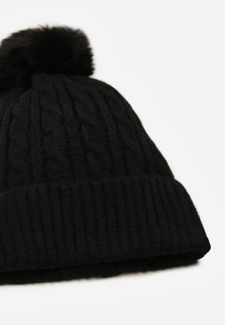 Czarna Czapka z Pomponem Zdobiona Warkoczowym Splotem Vetizare