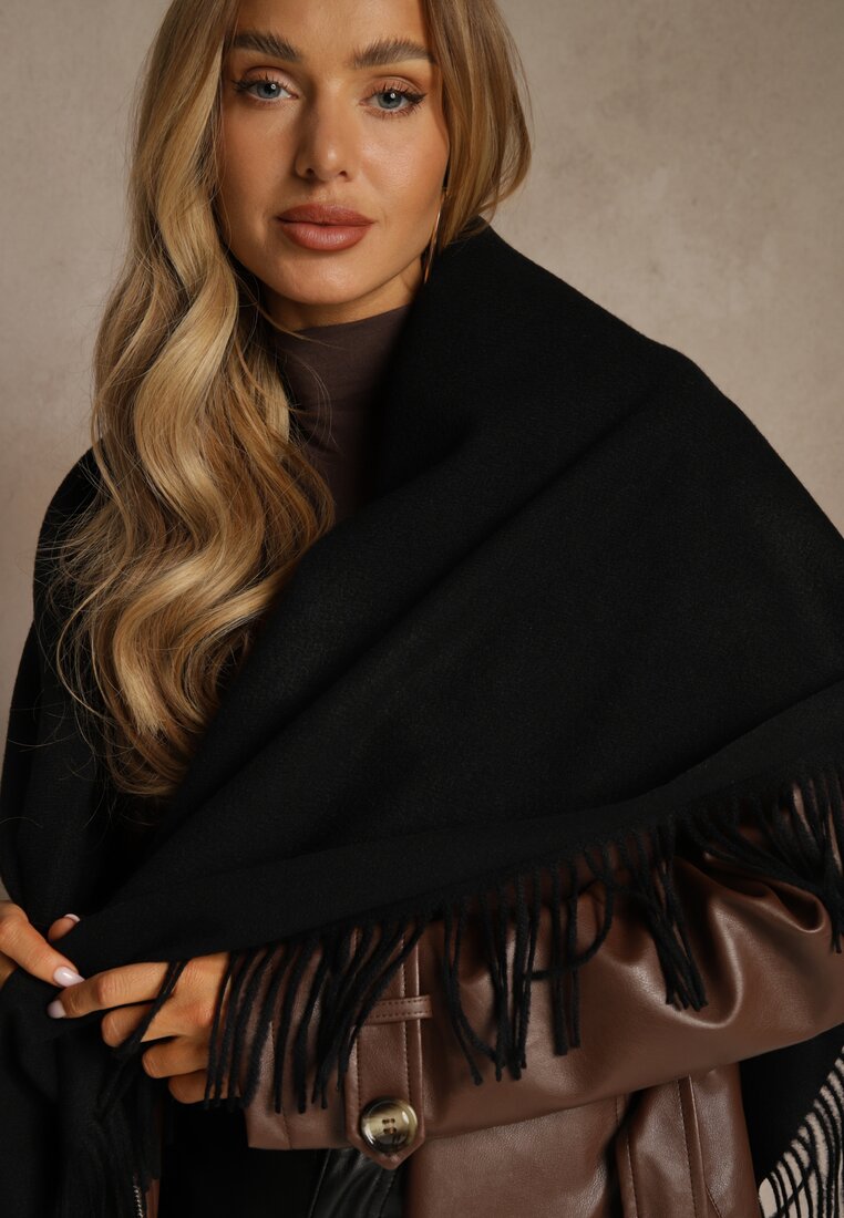 Czarny Bawełniano-Wiskozowy Szalik w Kształcie Trójkąta z Frędzlami Vetisara