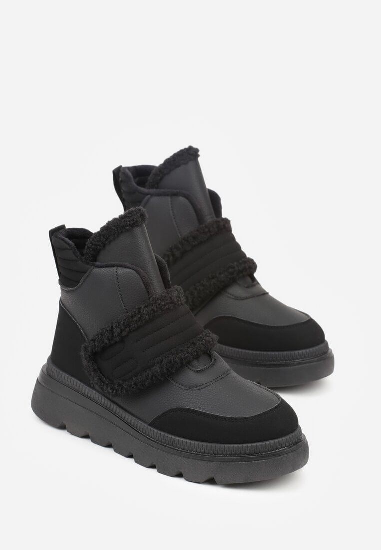 Czarne Śniegowce Ozdobione Futerkiem i Przeszyciami Newelara