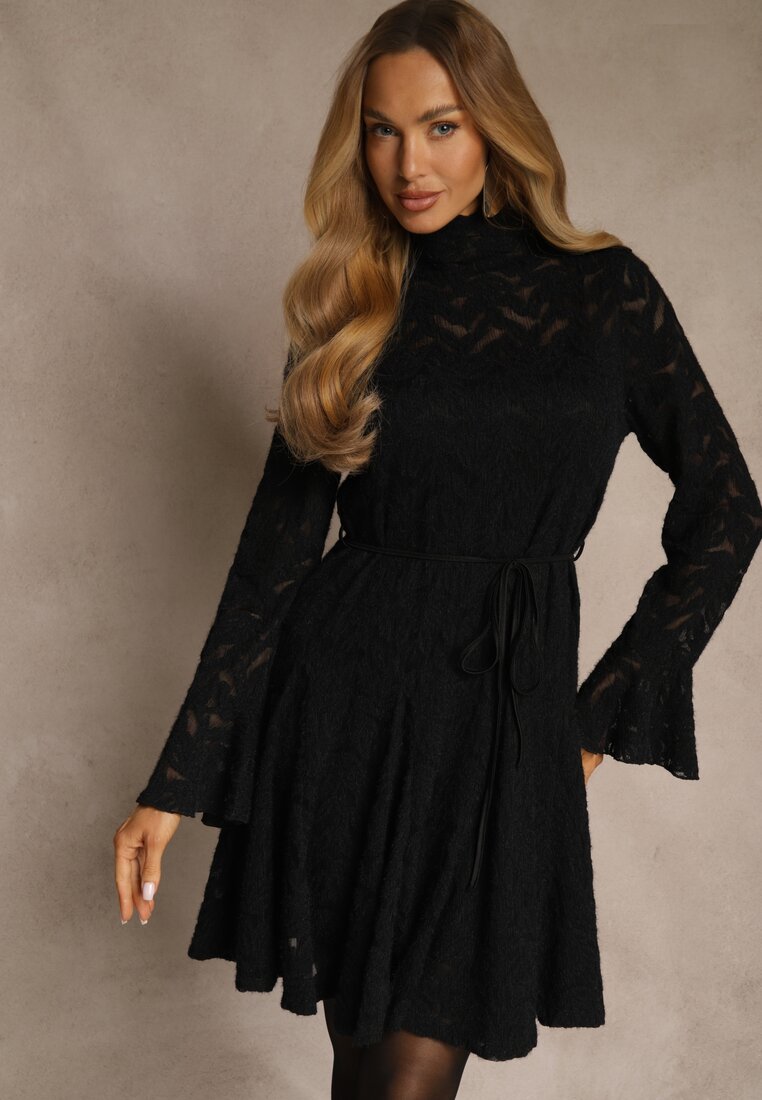 Czarna Sukienka ze Stójką z Koronki Zdobiona Wiązaniem w Talii i Falbanami Elarassa