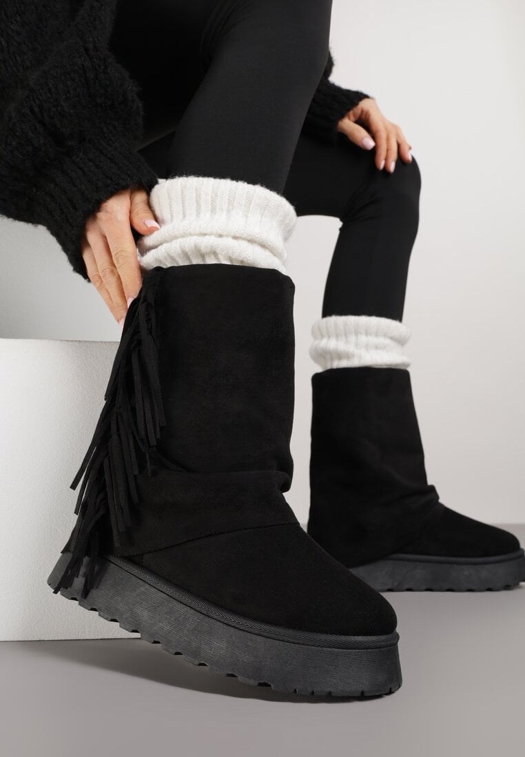 Czarne Botki Śniegowce z Wywiniętą Cholewką Zdobioną Frędzlami Sewela