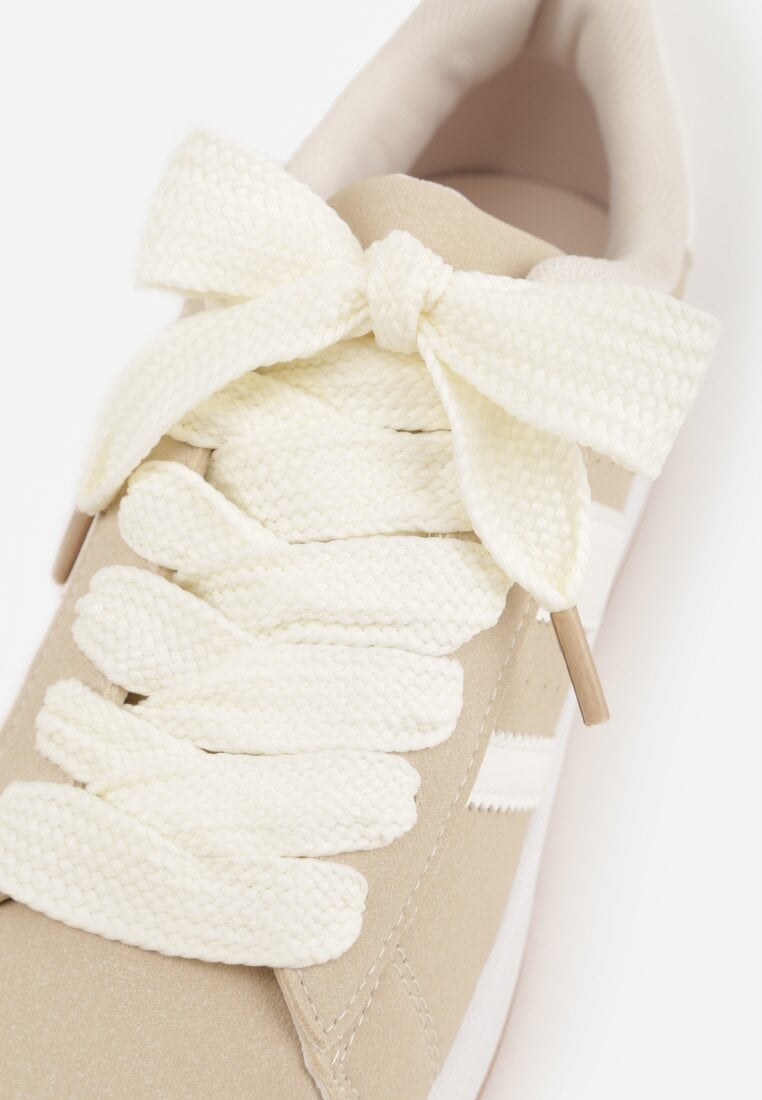 Beżowo-Białe Sneakersy na Niskiej Platformie z Naszywkami Flordexia