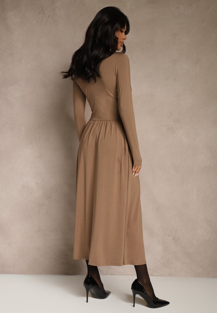 Brązowa Taliowana Sukienka Longsleeve z Wiskozą z Marszczeniem i Dekoltem V Elirie