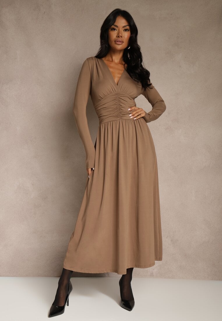 Brązowa Taliowana Sukienka Longsleeve z Wiskozą z Marszczeniem i Dekoltem V Elirie
