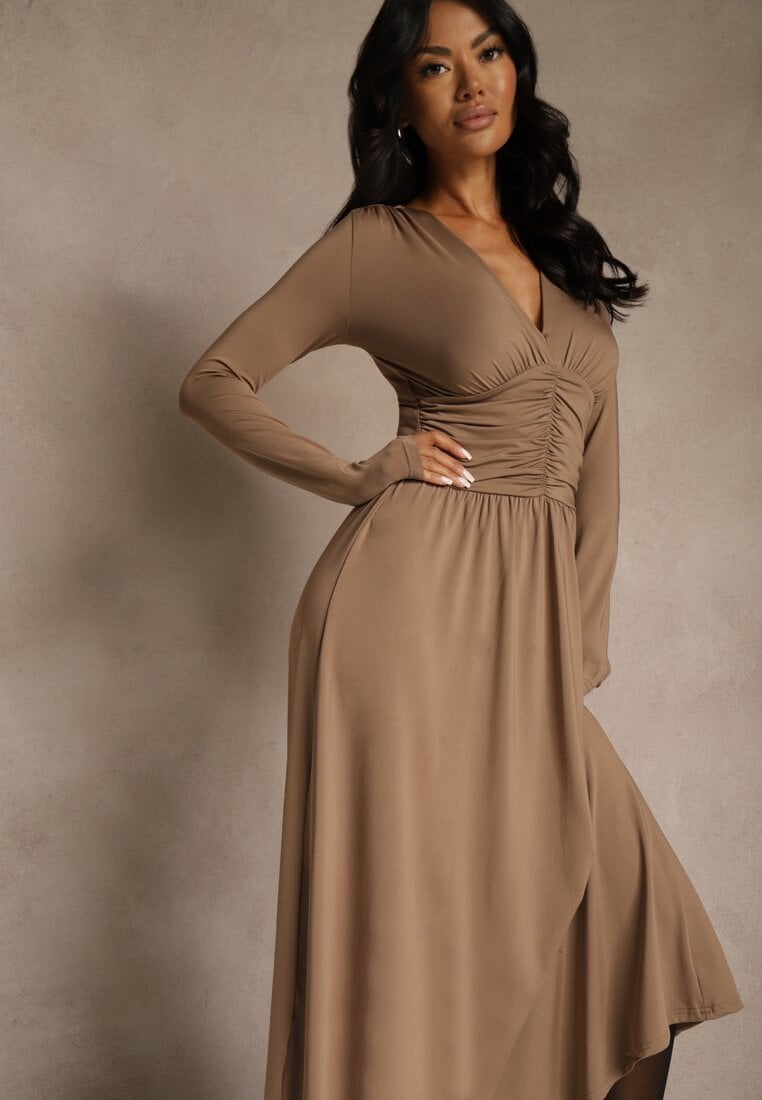 Brązowa Taliowana Sukienka Longsleeve z Wiskozą z Marszczeniem i Dekoltem V Elirie