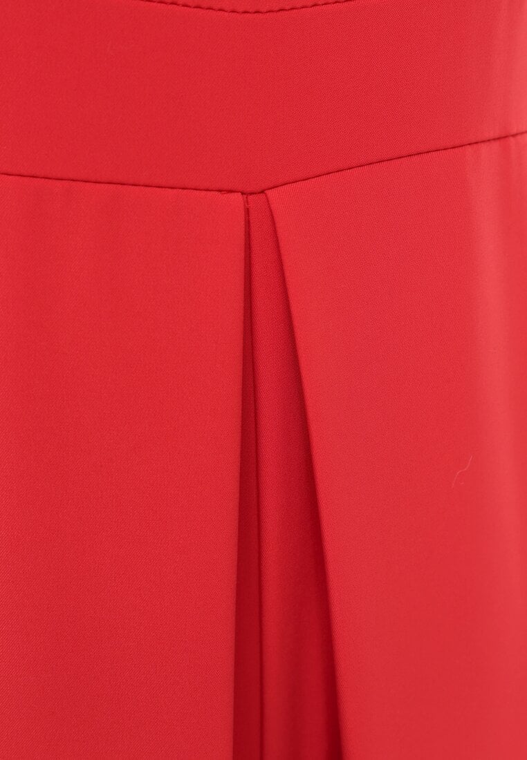 Czerwony Taliowany Kombinezon Ozdobiony Zakładkami Berinola