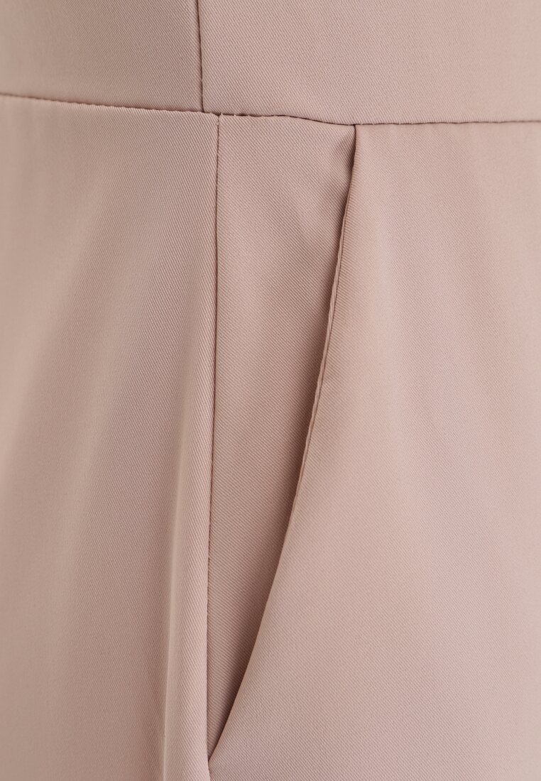 Beżowy Taliowany Kombinezon Ozdobiony Zakładkami Berinola