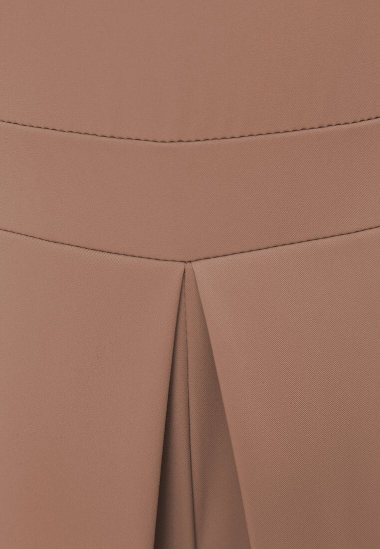 Ciemnobeżowy Taliowany Kombinezon Ozdobiony Zakładkami Berinola