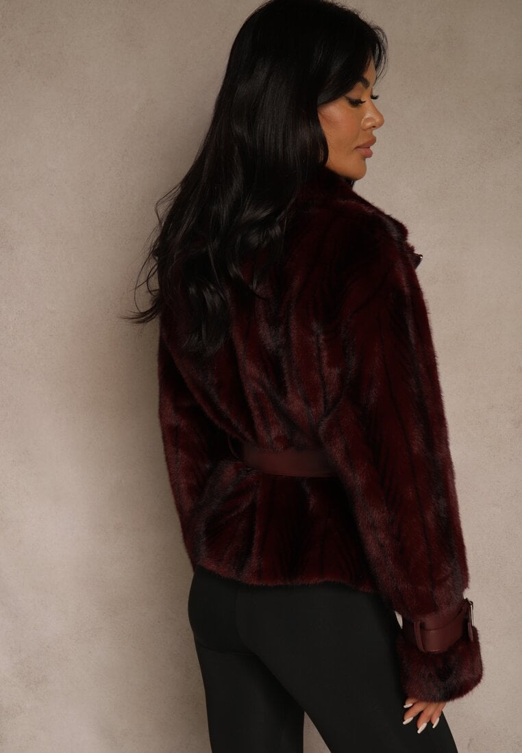 Bordowa Kurtka Futerko z Paskiem z Imitacji Skóry Zdobiona Klamerkami Jynlisa