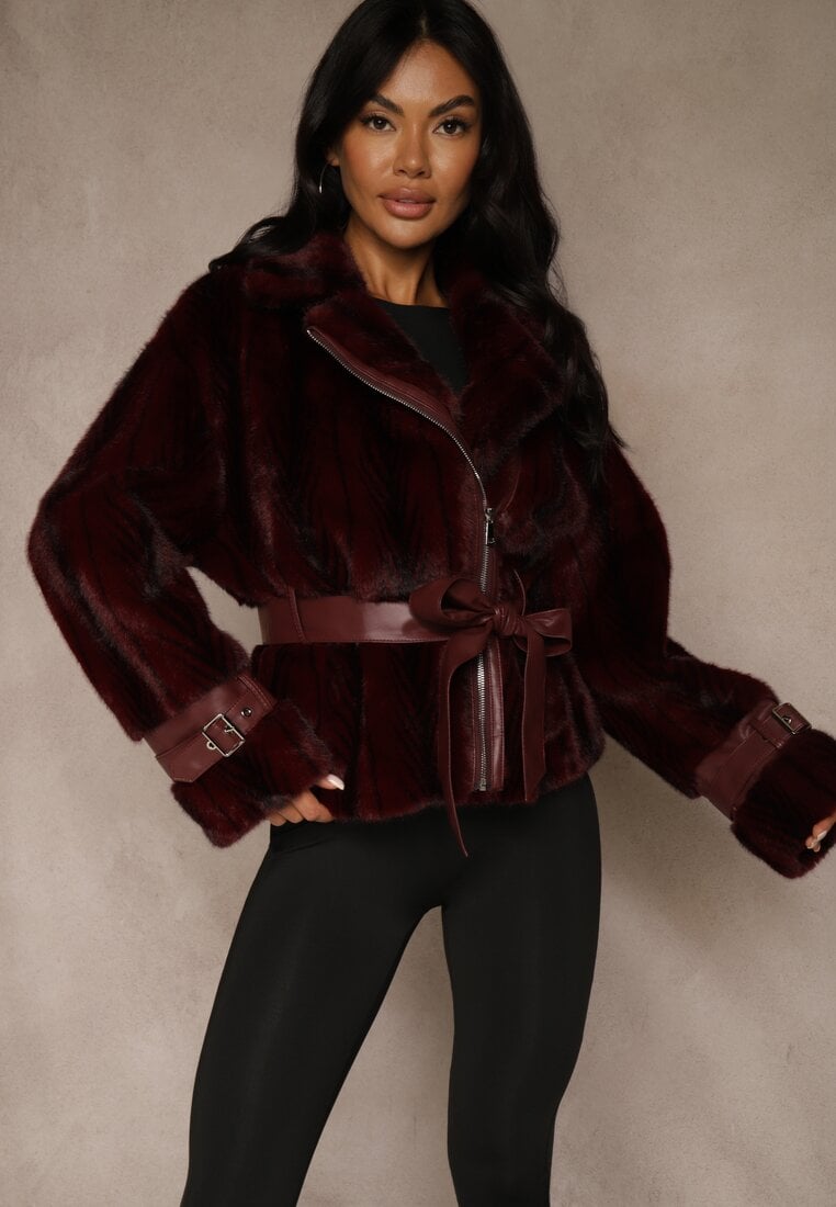 Bordowa Kurtka Futerko z Paskiem z Imitacji Skóry Zdobiona Klamerkami Jynlisa