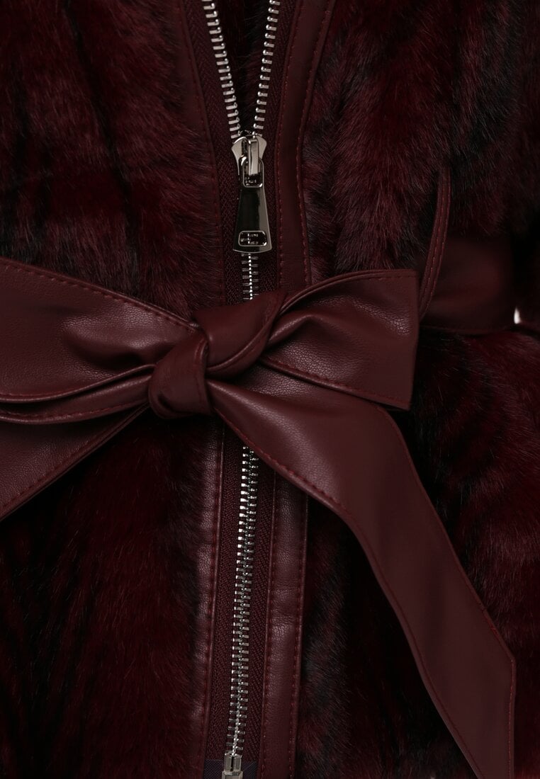 Bordowa Kurtka Futerko z Paskiem z Imitacji Skóry Zdobiona Klamerkami Jynlisa