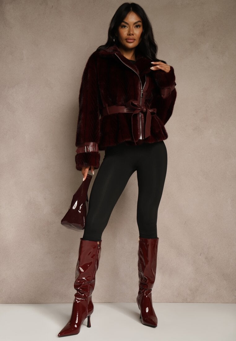 Bordowa Kurtka Futerko z Paskiem z Imitacji Skóry Zdobiona Klamerkami Jynlisa