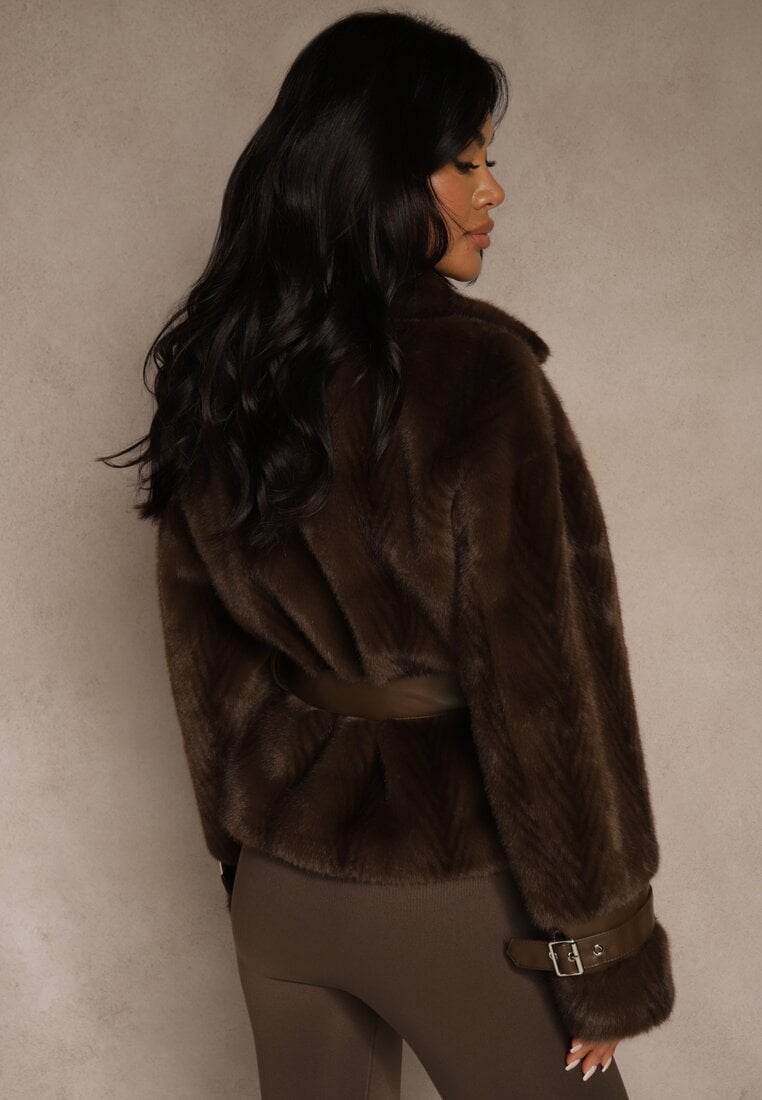 Brązowa Kurtka Futerko z Paskiem z Imitacji Skóry Zdobiona Klamerkami Jynlisa