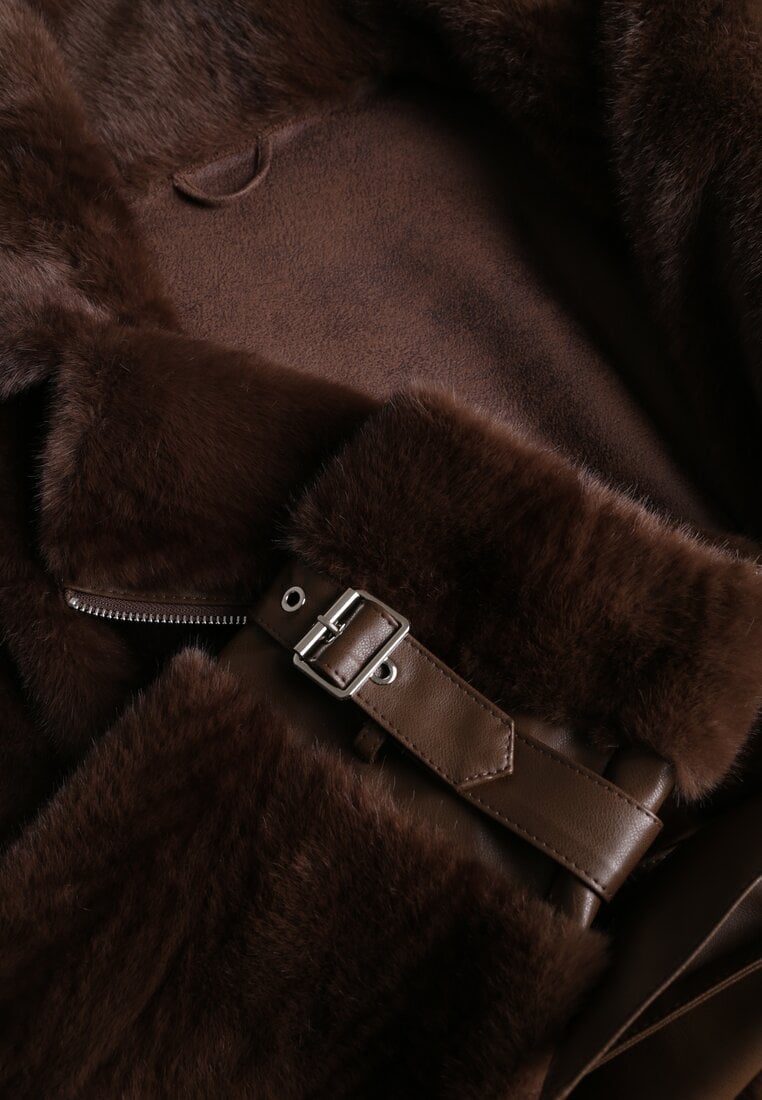 Brązowa Kurtka Futerko z Paskiem z Imitacji Skóry Zdobiona Klamerkami Jynlisa