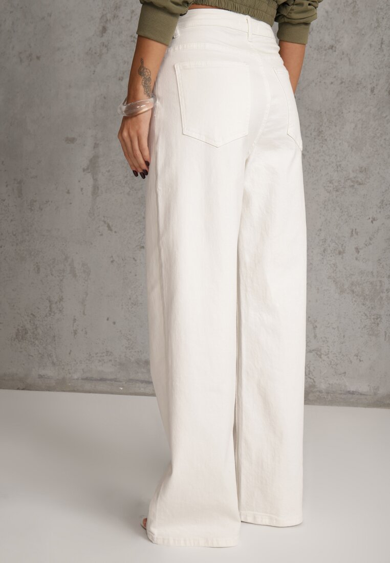 Białe Bawełniane Jeansy Wide Leg z Asymetrycznym Guzikiem Thesiphi