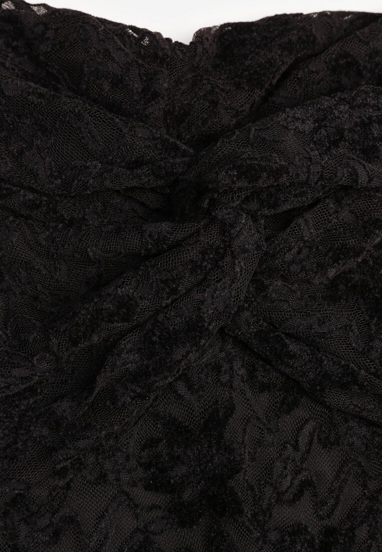 Czarna Koronkowa Sukienka Bodycon z Odkrytymi Ramionami i Supłem Aethanise