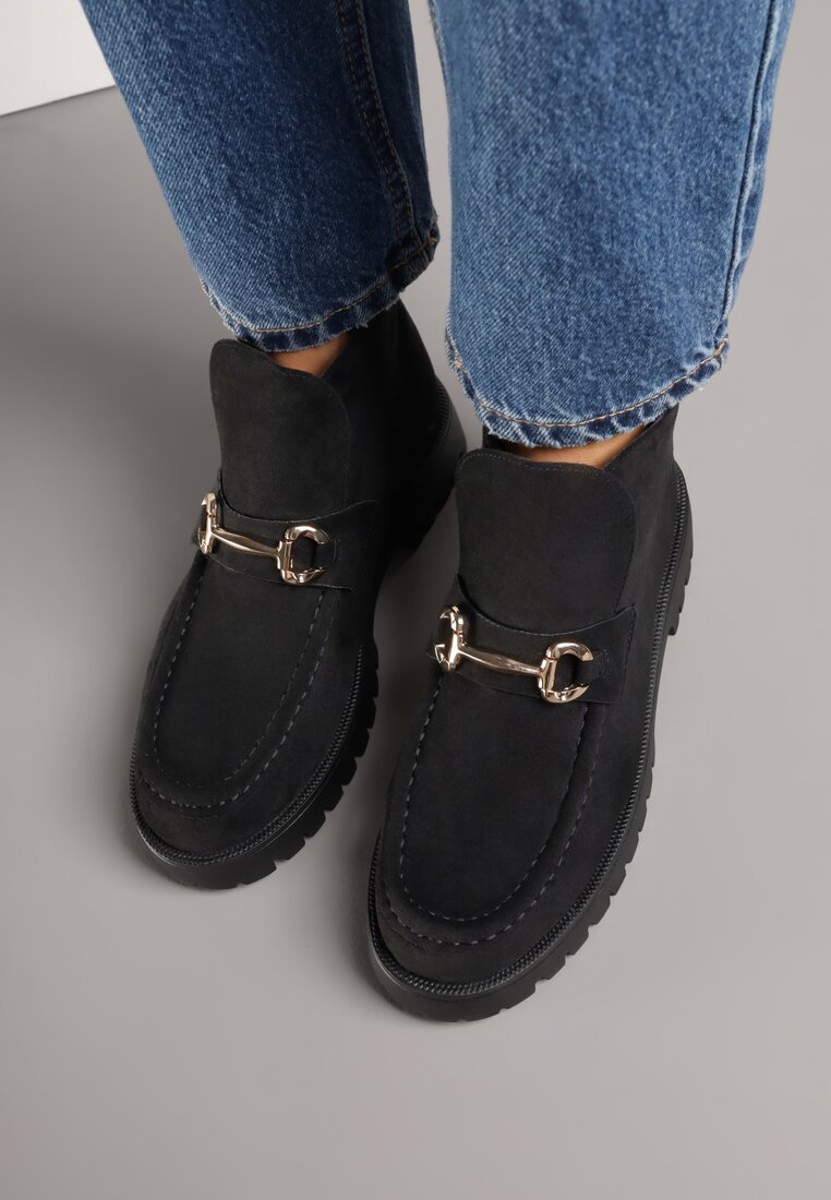 Czarne Botki w Stylu Loafersów Zdobione Metaliczną Aplikacją Aqianey