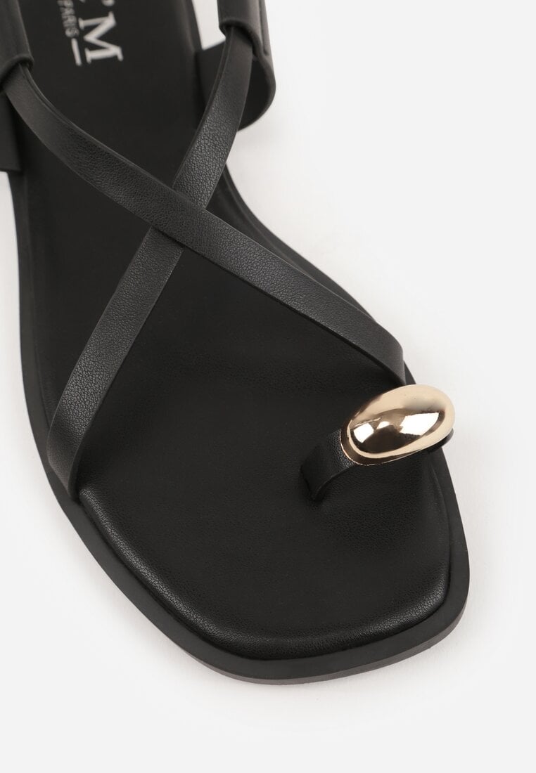 Czarne Sandały Typu Japonki Ozdobione Metaliczną Aplikacją Grynyra