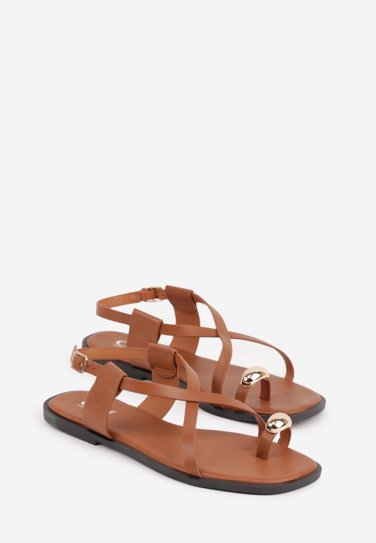 Brązowe Sandały Typu Japonki Ozdobione Metaliczną Aplikacją Grynyra