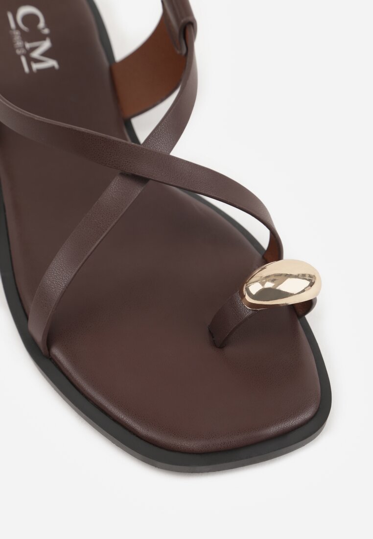 Ciemnobrązowe Sandały Typu Japonki Ozdobione Metaliczną Aplikacją Grynyra