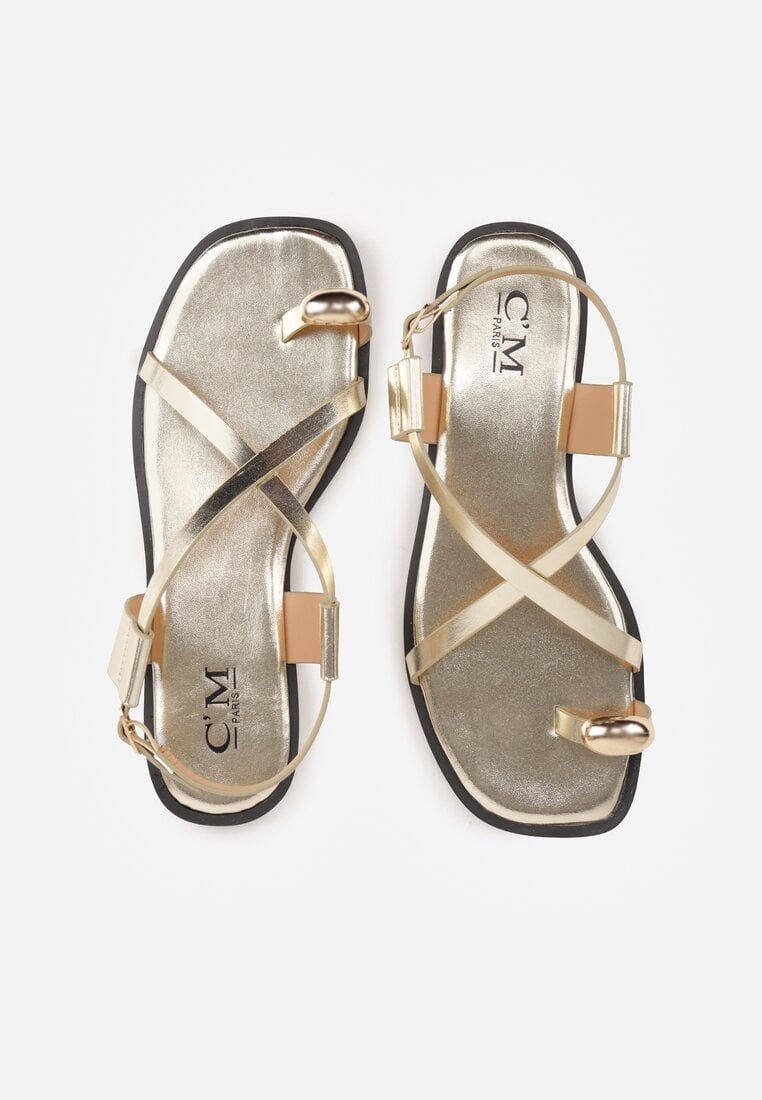 Złote Sandały Typu Japonki Ozdobione Metaliczną Aplikacją Grynyra