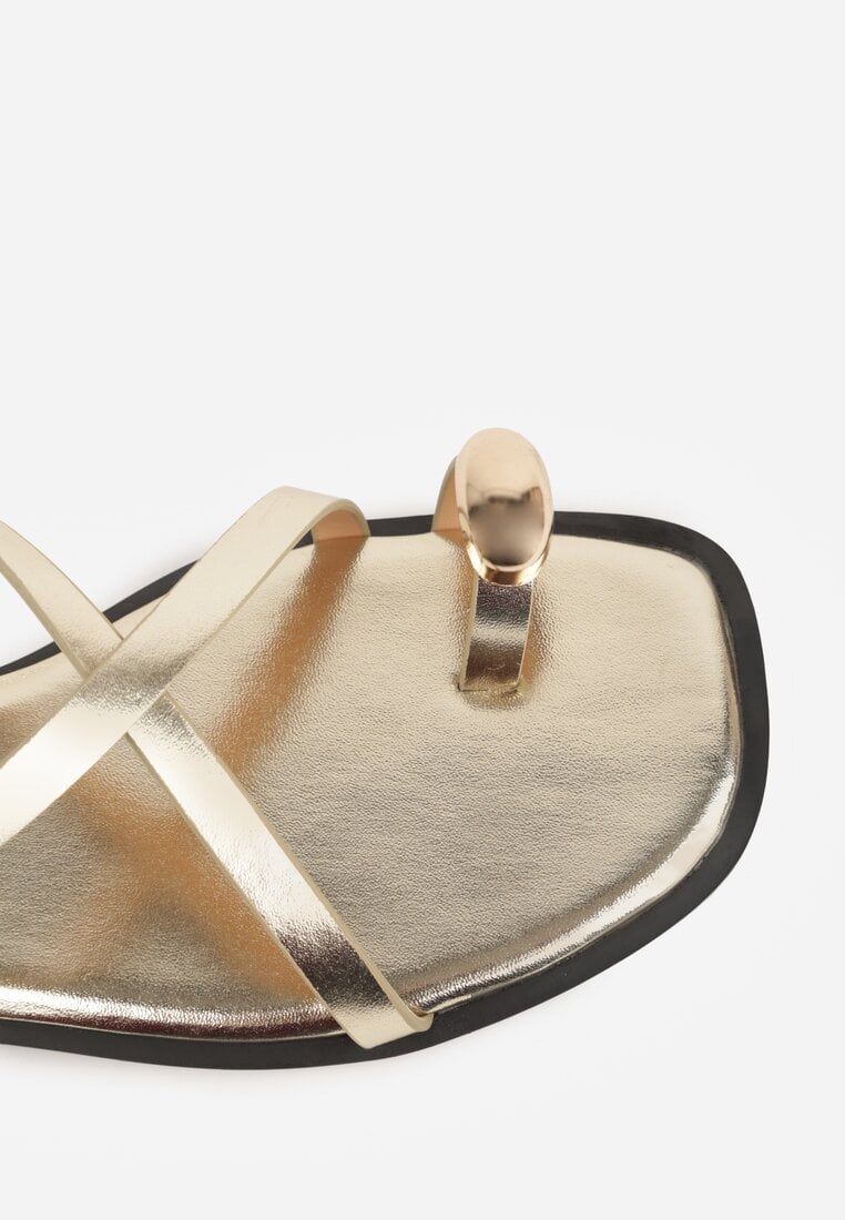 Złote Sandały Typu Japonki Ozdobione Metaliczną Aplikacją Grynyra