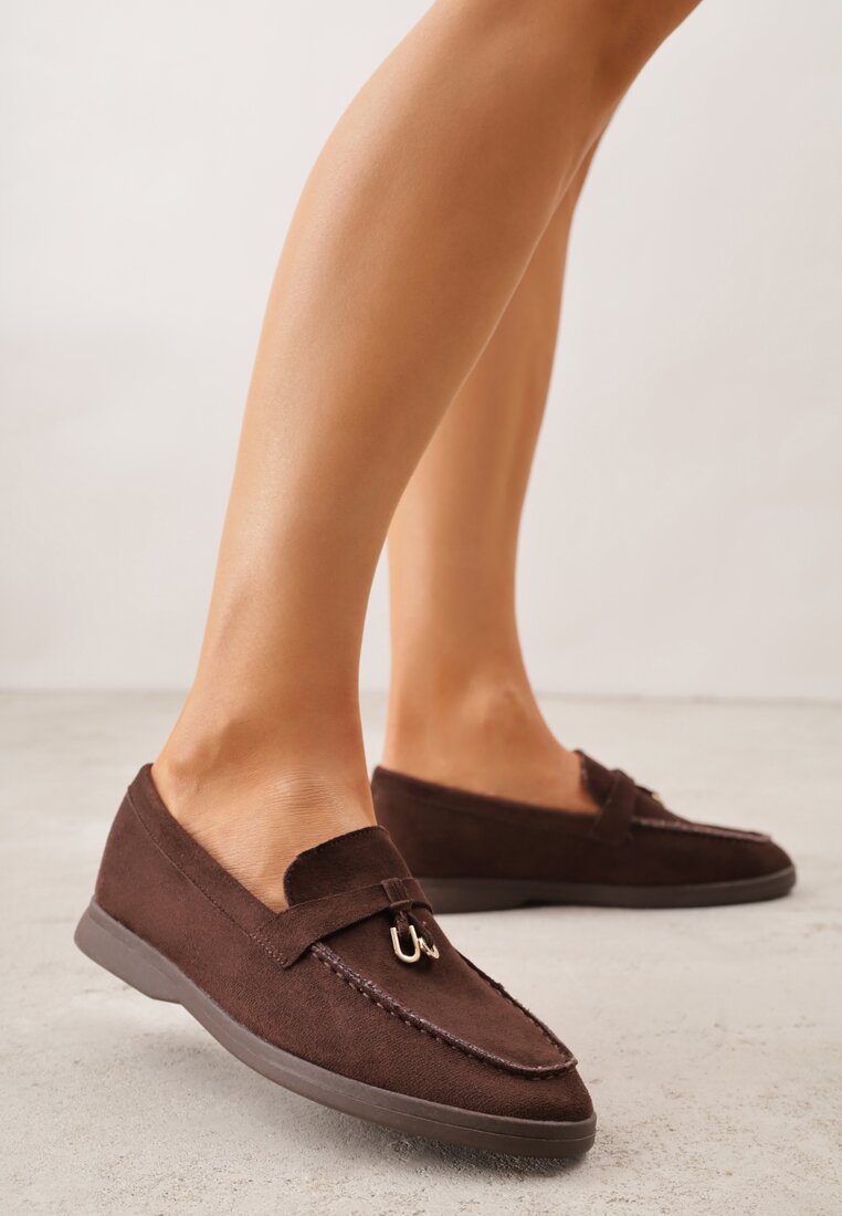 Brązowe Mokasyny z Ekozamszu Zdobione Metaliczną Zawieszką Ralselia