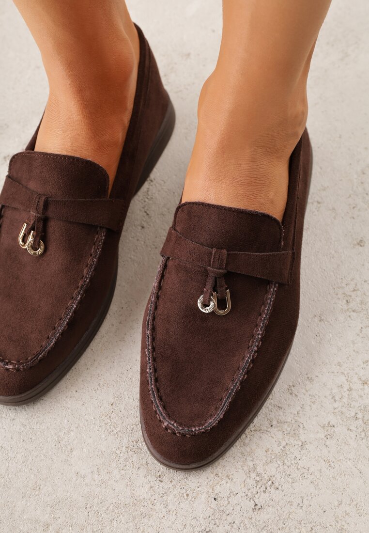 Brązowe Mokasyny z Ekozamszu Zdobione Metaliczną Zawieszką Ralselia