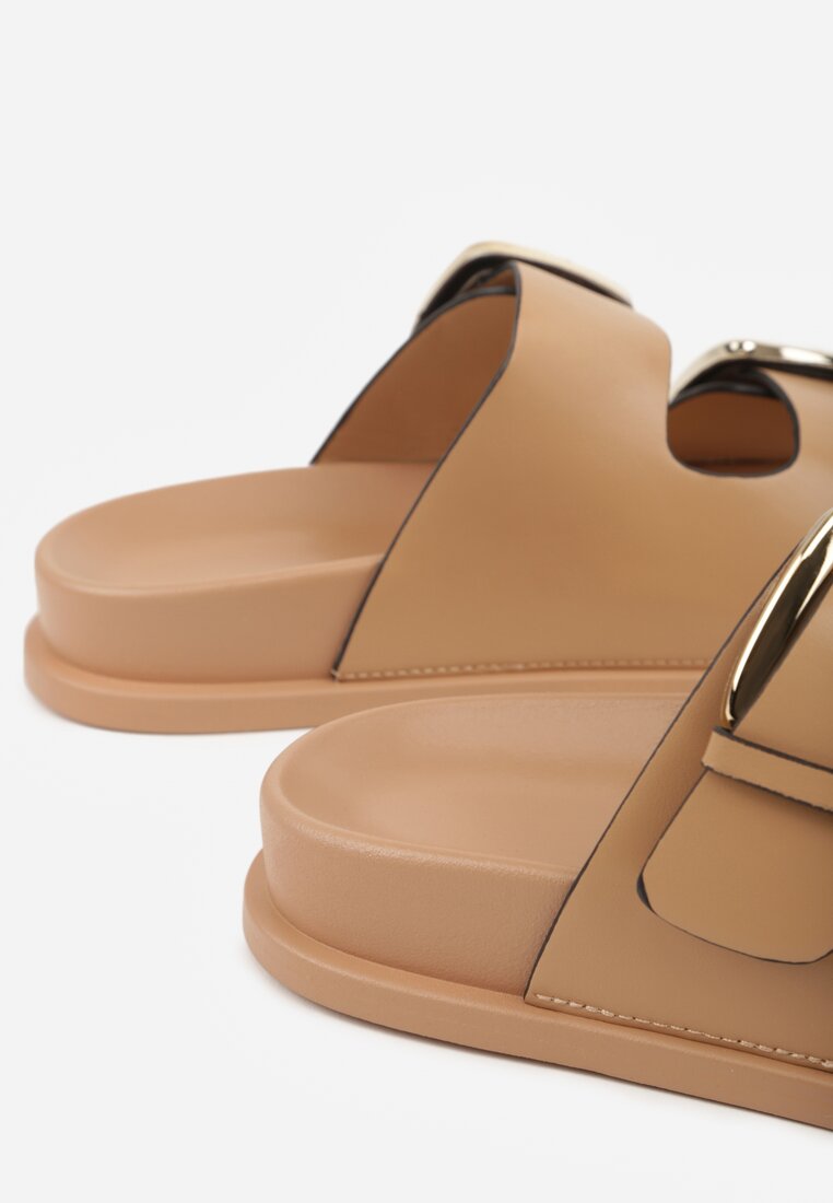 Ciemnobeżowe Klapki z Metalicznymi Klamrami Aetheta