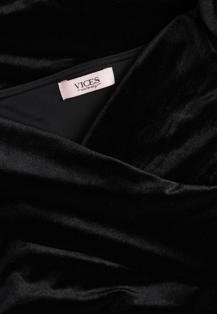 Czarna Sukienka z Weluru VICES Off Shoulder z Rozcięciem Elinesh