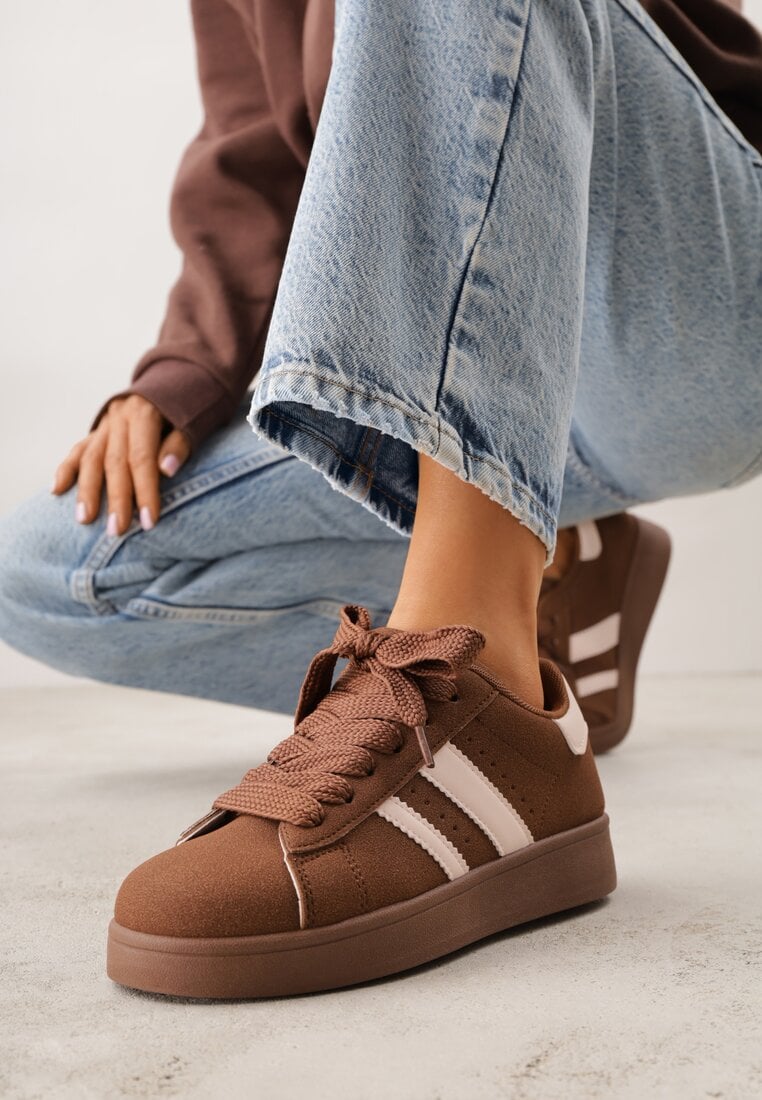 Brązowo-Białe Sneakersy na Niskiej Platformie z Naszywkami Flordexia