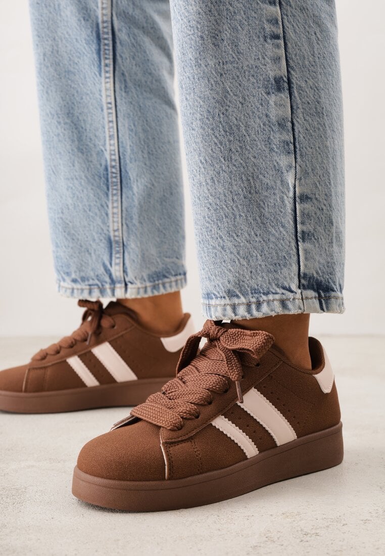 Brązowo-Białe Sneakersy na Niskiej Platformie z Naszywkami Flordexia