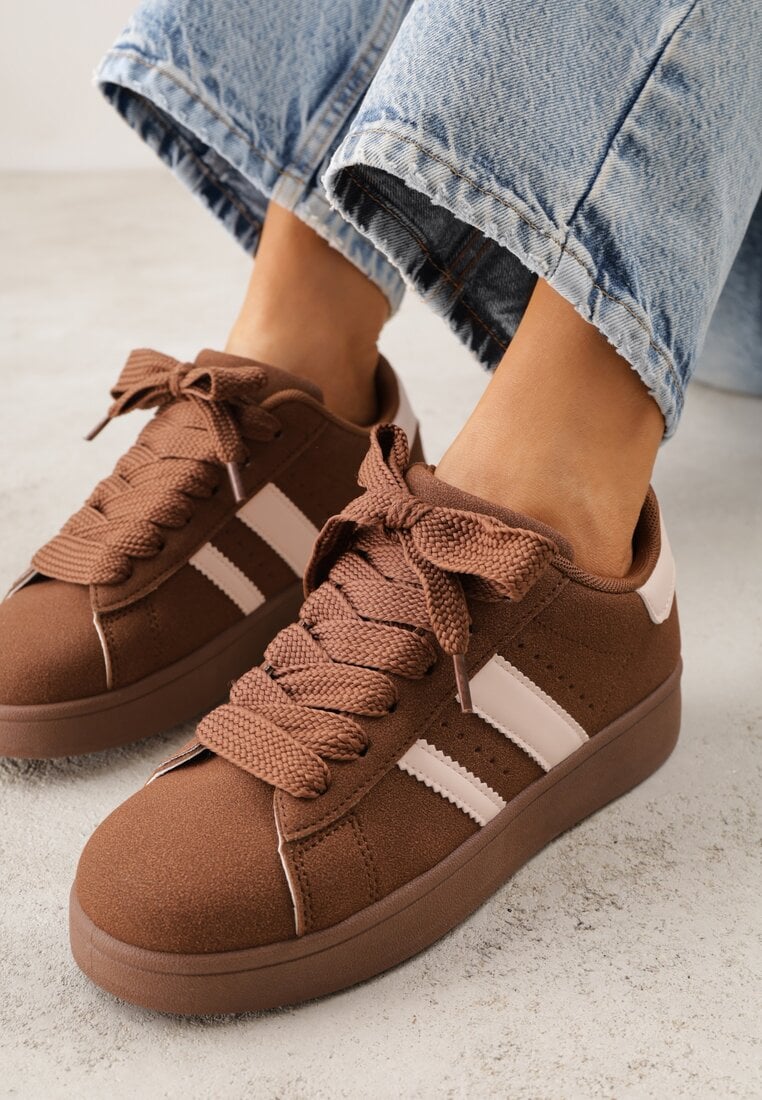 Brązowo-Białe Sneakersy na Niskiej Platformie z Naszywkami Flordexia