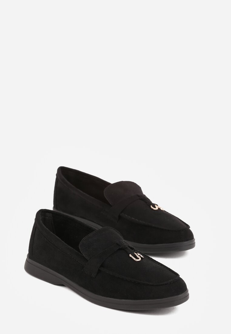 Czarne Mokasyny z Imitacji Zamszu Zdobione Zawieszką i Przeszyciem Aezoris