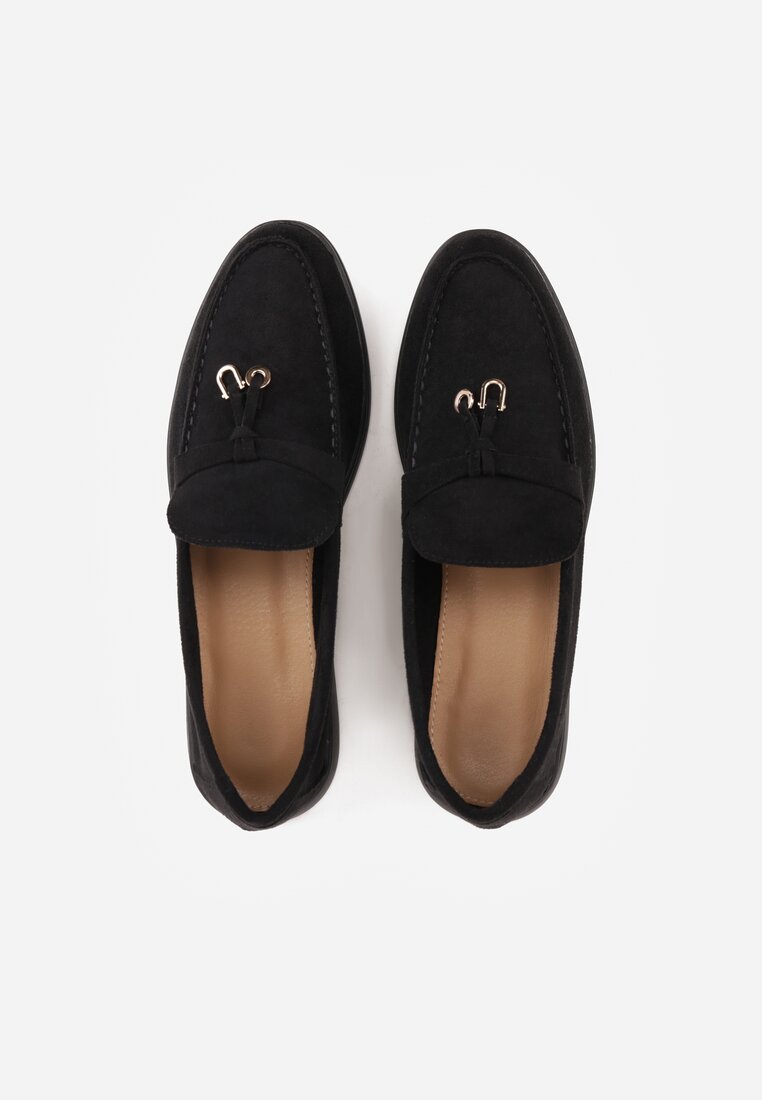 Czarne Mokasyny z Imitacji Zamszu Zdobione Zawieszką i Przeszyciem Aezoris