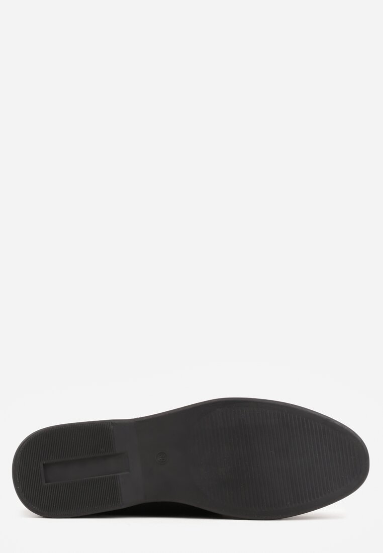 Czarne Mokasyny z Imitacji Zamszu Zdobione Zawieszką i Przeszyciem Aezoris