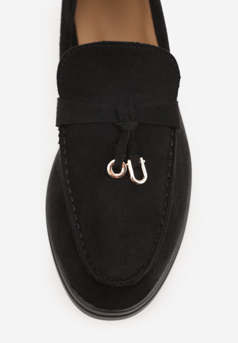Czarne Mokasyny z Imitacji Zamszu Zdobione Zawieszką i Przeszyciem Aezoris