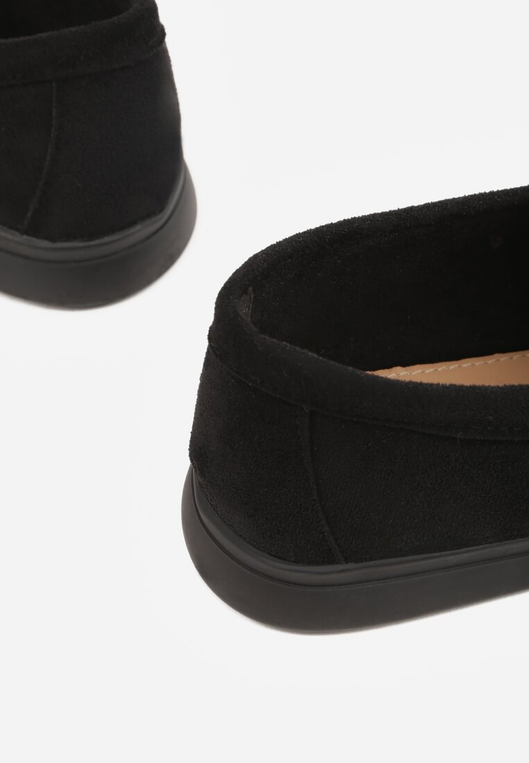 Czarne Mokasyny z Imitacji Zamszu Zdobione Zawieszką i Przeszyciem Aezoris