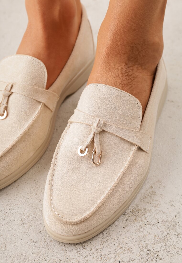 Beżowe Mokasyny z Imitacji Zamszu Zdobione Zawieszką i Przeszyciem Aezoris