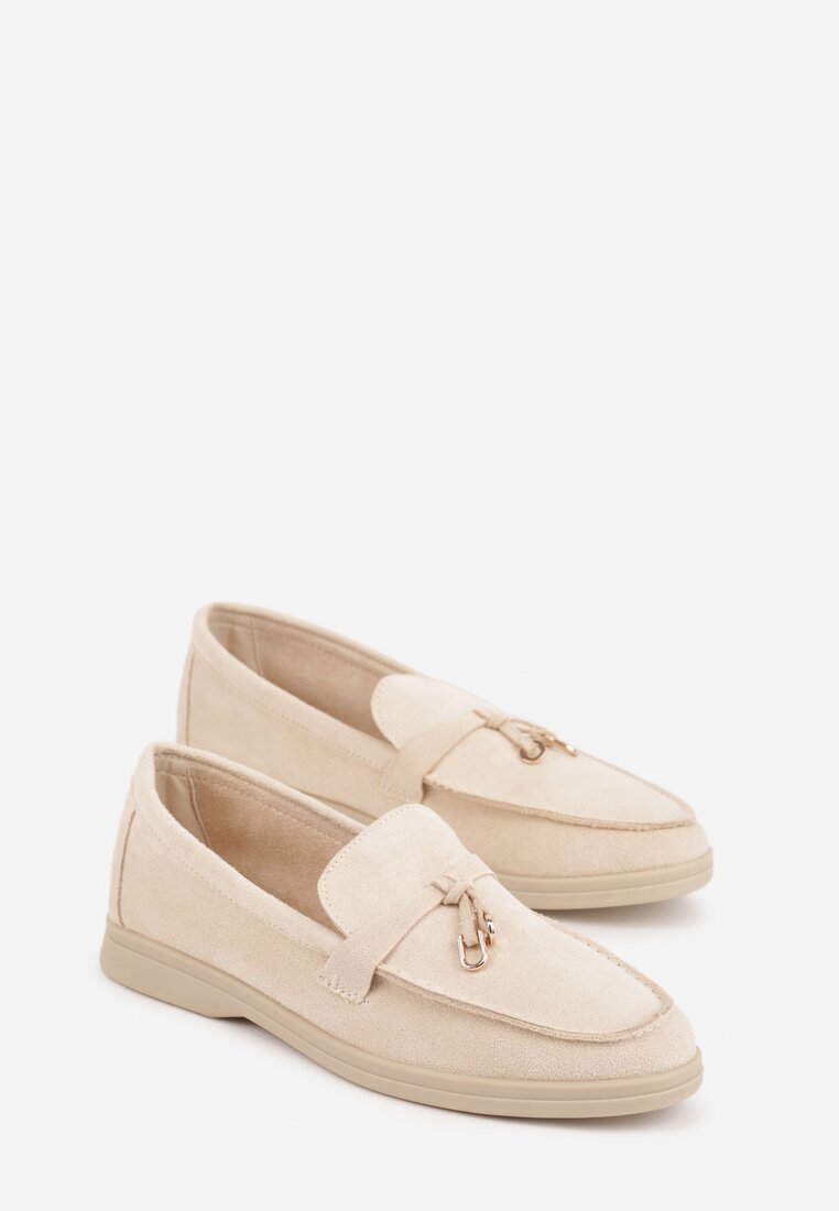 Beżowe Mokasyny z Imitacji Zamszu Zdobione Zawieszką i Przeszyciem Aezoris