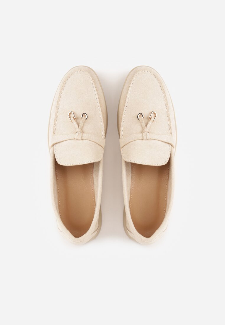 Beżowe Mokasyny z Imitacji Zamszu Zdobione Zawieszką i Przeszyciem Aezoris