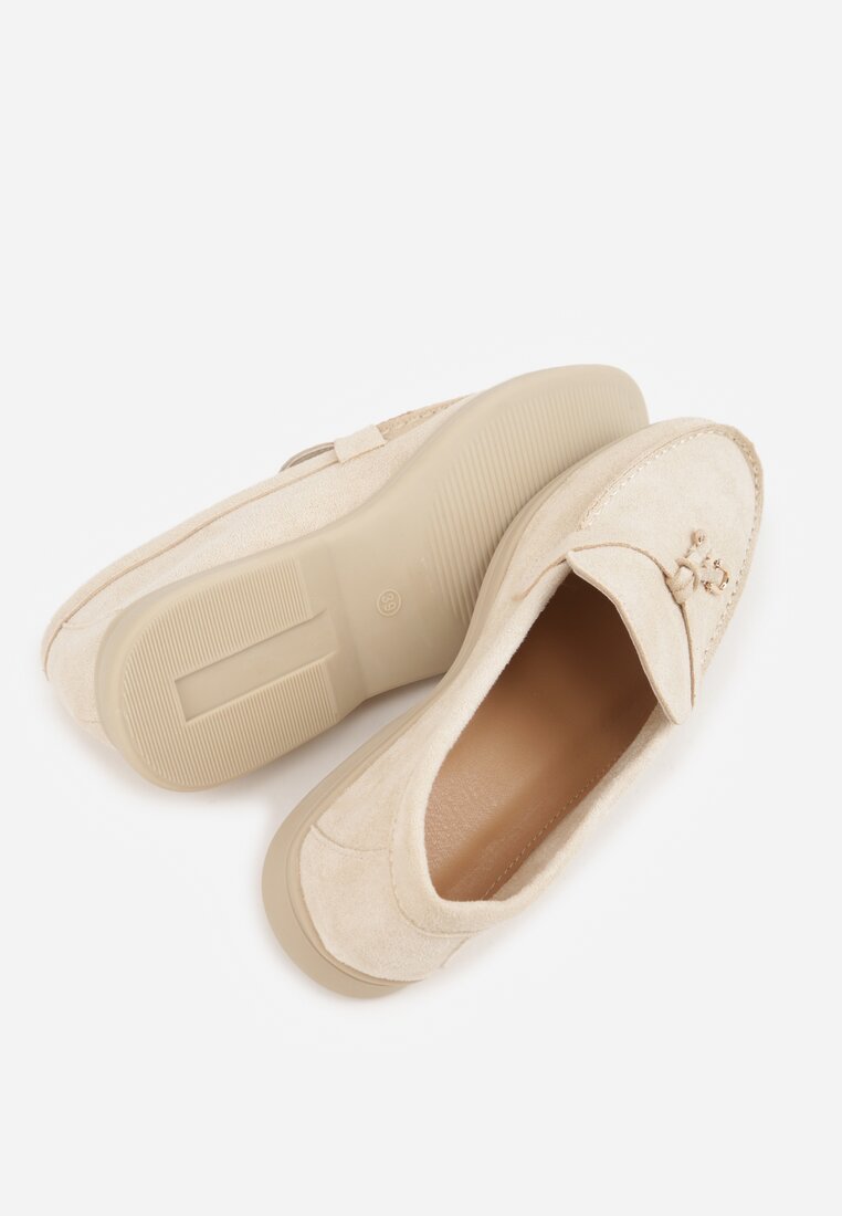 Beżowe Mokasyny z Imitacji Zamszu Zdobione Zawieszką i Przeszyciem Aezoris