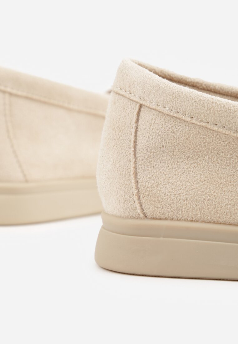 Beżowe Mokasyny z Imitacji Zamszu Zdobione Zawieszką i Przeszyciem Aezoris